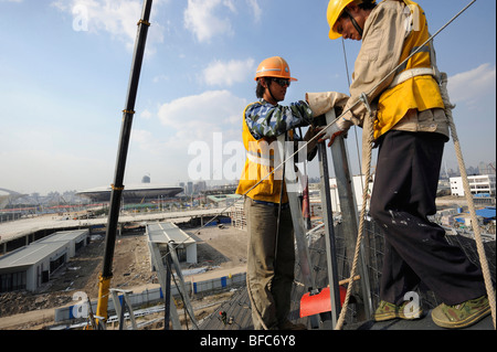 Chinesische Arbeiter auf der Baustelle der World Expo 2010 in Shanghai, China. 15. Oktober 2009 Stockfoto