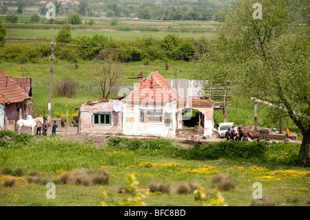 Traditionelle Roma Zigeuner Bauernhaus in einem schlechten Zustand in der Nähe von Kohlegruben-Rumänien-Osteuropa Stockfoto