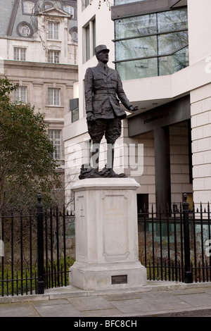 In Uniform diese schöne Statue von Charles André Joseph Marie de Gaulle ist, stationiert in Carlton Gardens, London SW1, England. Stockfoto