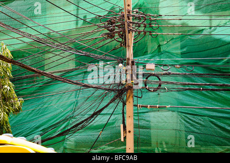 Strommast mit vielen Drähten, Bangkok, Thailand Stockfoto