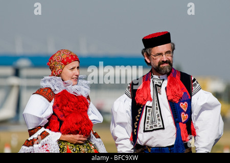 Tschechen tragen Tracht warten auf den Papst Benedict XVI auf dem Flughafen Prag, 26. September 2009. Stockfoto