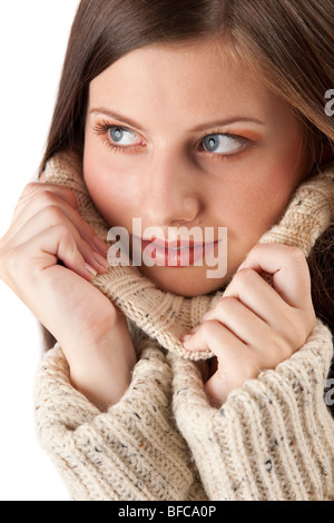 Porträt der schönen jungen Frau mit Rollkragenpullover auf weißem Hintergrund Stockfoto
