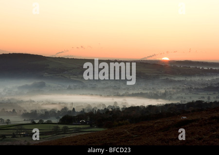 Sonnenaufgang und Nebel füllt das Tal Wharfedale.  Ein Blick von Ilkley Moor in West Yorkshire, England Stockfoto
