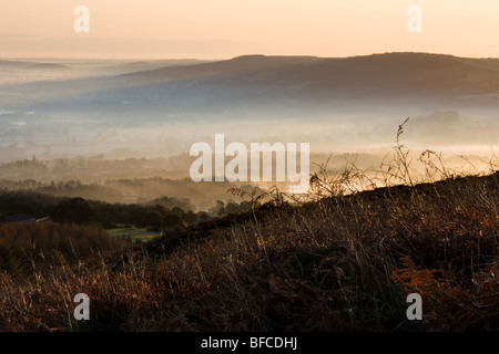 Sonnenaufgang und Nebel füllt das Tal Wharfedale.  Ein Blick von Ilkley Moor in West Yorkshire, England Stockfoto