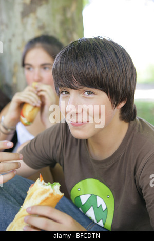 Teenager mit sandwiches Stockfoto