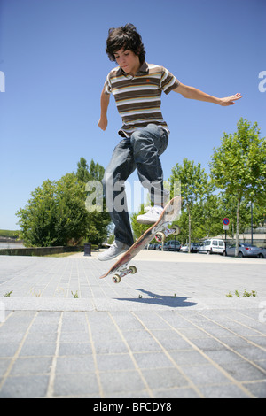 Jugendlichen eine Skateboard Bewegung ausführen Stockfoto