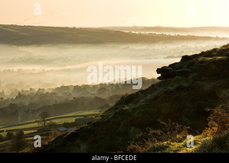 Sonnenaufgang und Nebel füllt das Tal Wharfedale.  Ein Blick von Ilkley Moor in West Yorkshire, England Stockfoto