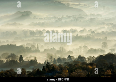 Sonnenaufgang und Nebel füllt sich das Tal von Wharfedale am Menston in West Yorkshire, England Stockfoto