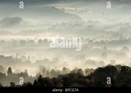 Sonnenaufgang und Nebel füllt sich das Tal von Wharfedale am Menston in West Yorkshire, England Stockfoto