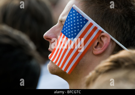 Menschen warten auf die US-Präsident Barack Obama-Rede auf der Prager Burg in Prag, 4. April 2009. Stockfoto