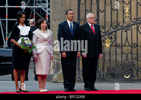 Der US-Präsident Barack Obama und der tschechische Präsident Vaclav Klaus mit wifes während der Begrüßungszeremonie auf der Prager Burg. Stockfoto