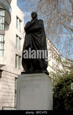 Statue von Lord Curzon von Sir Edgar Bertram Mackennal, in Carlton House Terrace, London SW1, England. Stockfoto