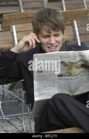 Geschäftsmann mit Zeitung Stockfoto