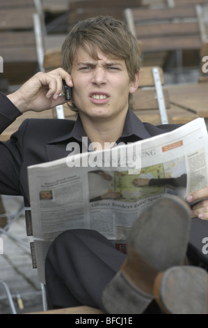 Geschäftsmann mit Zeitung Stockfoto