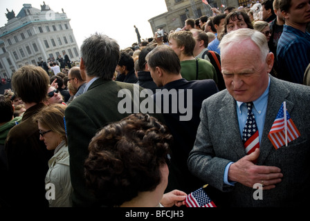 Menschen warten auf die US-Präsident Barack Obama-Rede auf der Prager Burg in Prag, 4. April 2009. Stockfoto