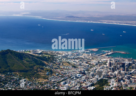 Blick über den Hafen von Kapstadt, Südafrika, Tafelberg-Gipfels. Stockfoto