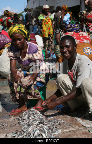 Paar ausnehmen der Fische am Kivukoni Fischmarkt, Dar-Es-Salaam, Tansania Stockfoto
