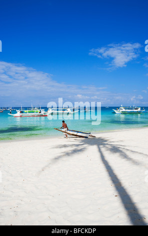 Boot auf das Meer und Schatten der Palme Boracay herausschieben Mann; Die Visayas; Philippinen. Stockfoto