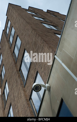 Überwachungskamera auf fünfgeschossiges Bürogebäude Stockfoto