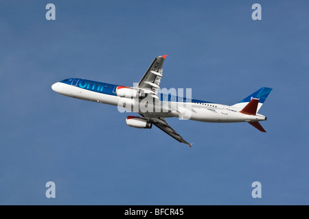 Ein Airbus A321 der britischen Fluggesellschaft BMI auf ausziehen Stockfoto