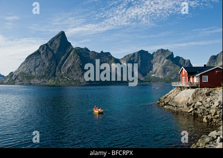 Rorbu, Fischerhütte am Fjord in Hamnoy in der Nähe von Reine, Lofoten, Nord-Norwegen Stockfoto