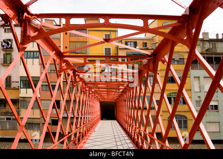 Gitter Stahl Brücke über den Fluss Onyar in Girona, Nord-Osten Spaniens. Stockfoto