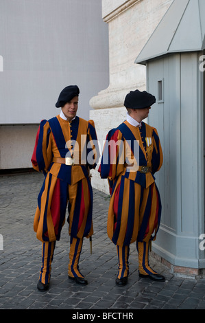 Zwei Mitglieder der Schweizer Garde im Vatikan Stockfoto