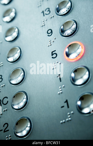 Nahaufnahme von Aufzug Tastatur mit leuchtenden Knopf Stockfoto