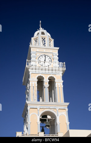 Blick auf die katholische Kathedrale gewidmet St. Johannes den Täufer in Brand/Fira/Thira, Santorin. Stockfoto