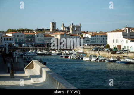 Morgenlicht auf den Hafen und den Kais von St. Martin-de-Ré, ein beliebtes Feriendorf in Frankreich Ile de Ré Stockfoto