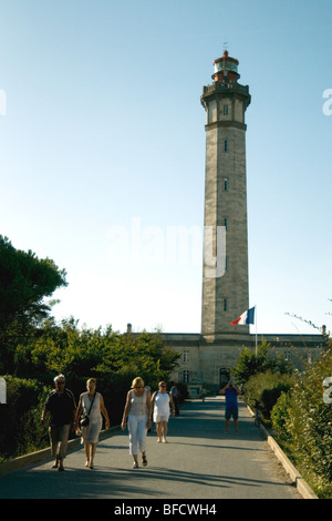 PHARE des Baleines, einem hohen Leuchtturm der Wale an der Westspitze Frankreichs Ile de Ré, ist ein touristischer Anziehungspunkt im Sommer Stockfoto