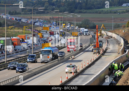 Autofahrer, die sich im Stau befanden, fahren nach Schließung des Straßenbauabschnitts der Autobahn M25 aufgrund von Unfallopfern, die an der Erweiterung der Essex England UK arbeiten, zurück Stockfoto