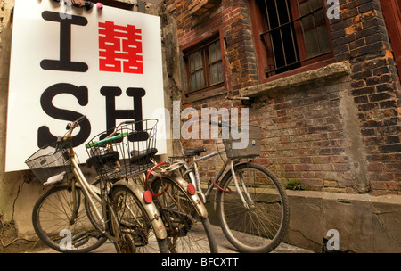 Fahrräder geparkt vor einem ich liebe Shanghai Zeichen in einer Gasse in Shanghai China Stockfoto