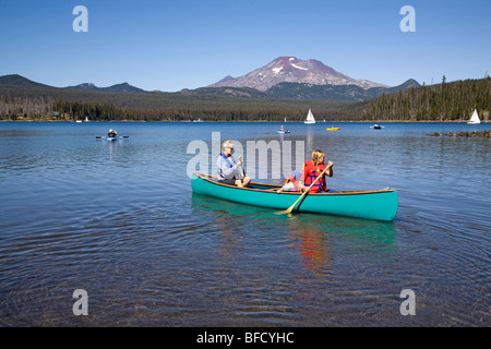 Kinder auf einen Familienausflug Kanu mit ihrer Mutter in Elk Lake in Oregon Cascade Mountains Stockfoto