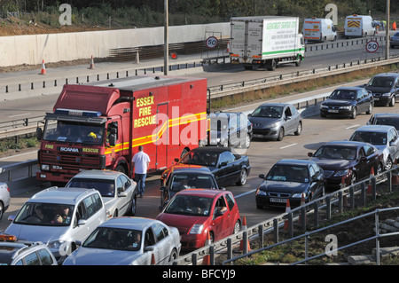 Autofahrer in festgefahrene Verkehr auf Baustellen Autobahnabschnitt M25 nach Schließung wegen Unfall Feuerwehr aufgeben Stockfoto