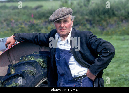 Ein Bauer mit seinem alten Traktor auf einer Farm in den Yorkshire Dales in England Stockfoto