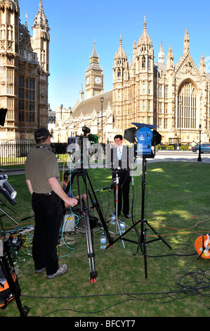 BBC-Fernsehfilmcrew-Reporter Jon John Jonathan Sopel in Abingdon College Green Houses of Parliament Westminster London England UK Stockfoto