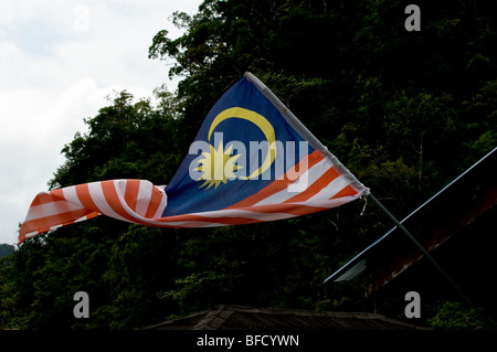 Die malaysische nationale Flagge aus einer Struktur im Langkawi in Malaysia. Stockfoto