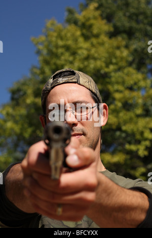 Auf der Suche nach den Lauf einer geladenen Pistole.44 Colt Anaconda Pistole Pistole Stockfoto