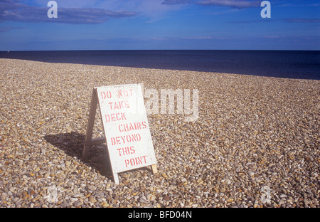 Sandwich-Board sitzt auf weite von Pebble Beach Angabe tun nicht nehmen Liegestühle Beyond This Point Stockfoto