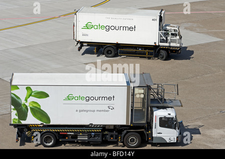 Gate Gourmet catering LKW erwarten Verkehrsflugzeuge am Flughafen Düsseldorf International, Deutschland. Stockfoto