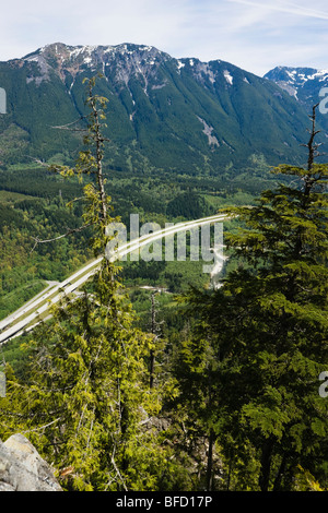 Ein Blick nach unten auf den Interstate Highway 90 an der Ausfahrt 38 in Kaskaden, Washington, USA. Stockfoto