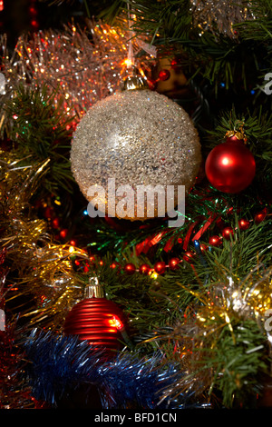 große Kugel und Kugeln Weihnachtskugel Dekorationen hängen ein künstlicher Weihnachtsbaum Stockfoto