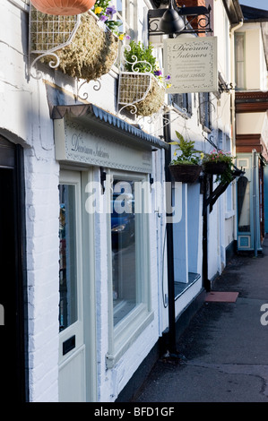 traditionelle kleine lokale Geschäfte, Häuser und Gebäude in Cookham Hautpstraße Berkshire UK Stockfoto