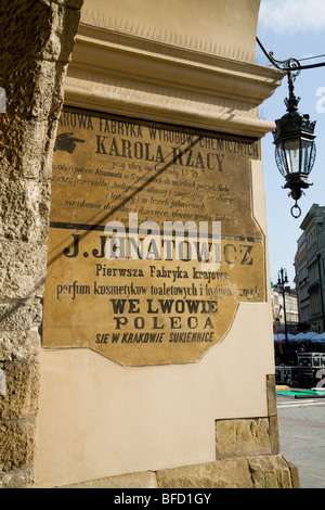 Alten Ladenschildern gemalt an den Wänden der Eingang von der Sukiennice (Tuchhallen, Tuchmacher Hall) auf dem Marktplatz. Krakau. Polen Stockfoto