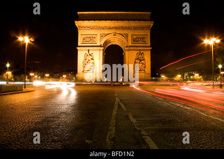 Arc de Triomphe beleuchtet bei Nacht steht in der Mitte des Place Charles de Gaulle, Paris, Frankreich. Stockfoto