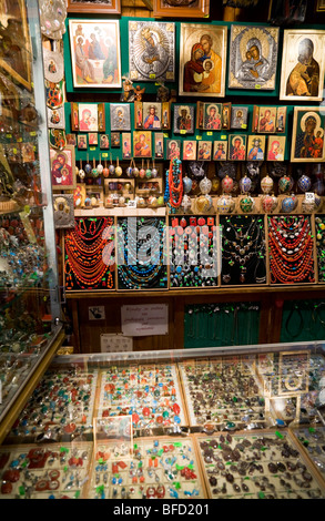 Anzeige der Schmuck Shop / Geschenke / Andenken stall auf dem Marktplatz Sukiennice (Tuchhallen, Tuchmacher Hall), Krakau. Polen. Stockfoto