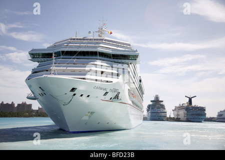 Carnival Triumph Kreuzfahrtschiff im Hafen von Nassau Stockfoto
