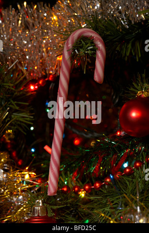 Candy Cane Dekoration hängen ein künstlicher Weihnachtsbaum Stockfoto