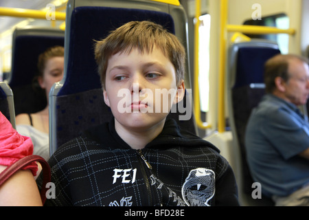 Teenboy Reisen auf die Londoner U-Bahn Stockfoto